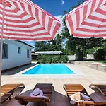 Haus Daniela Mit Ueberdachter Terrasse Und Pool By Interhome Vikendica *
