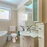 Haus Daniela Mit Ueberdachter Terrasse Und Pool By Interhome Vikendica *