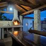 Haus Daniela Mit Ueberdachter Terrasse Und Pool By Interhome Vikendica