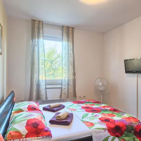 בית נופש Haus Daniela Mit Ueberdachter Terrasse Und Pool By Interhome