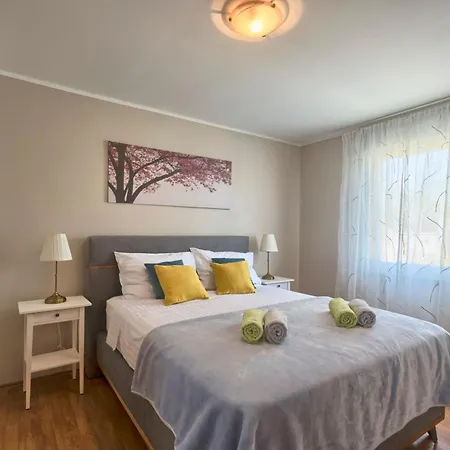 Haus Daniela Mit Ueberdachter Terrasse Und Pool By Interhome בית נופש