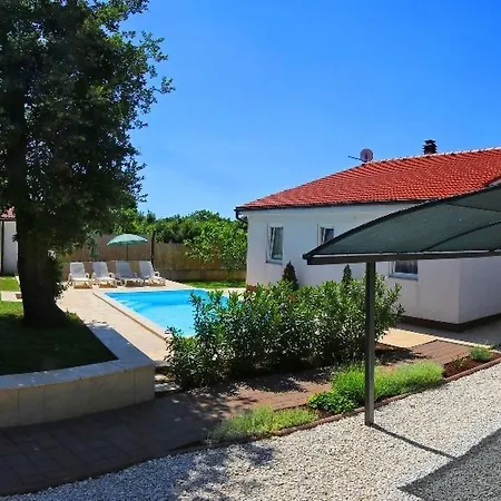 Haus Daniela Mit Ueberdachter Terrasse Und Pool By Interhome Prázdninový dům *