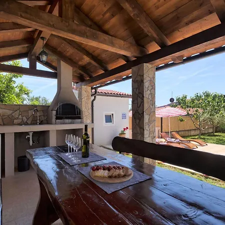 Haus Daniela Mit Ueberdachter Terrasse Und Pool By Interhome Prázdninový dům *