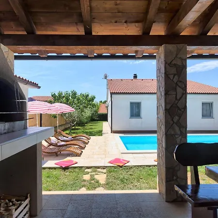 Prázdninový dům Haus Daniela Mit Ueberdachter Terrasse Und Pool By Interhome *