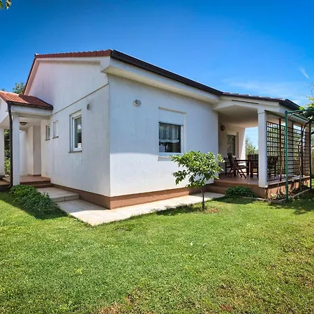 Haus Daniela Mit Ueberdachter Terrasse Und Pool By Interhome Prázdninový dům Loborika