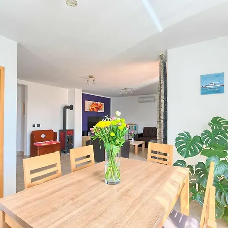 Haus Daniela Mit Ueberdachter Terrasse Und Pool By Interhome Prázdninový dům Loborika