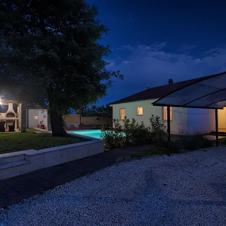 Haus Daniela Mit Ueberdachter Terrasse Und Pool By Interhome Loborika